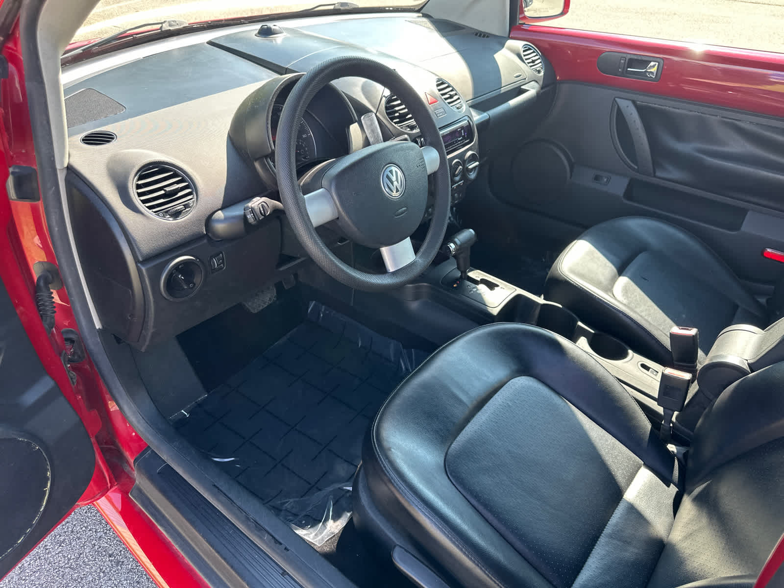 Thumbnail: 2006 Volkswagen New Beetle - 11
