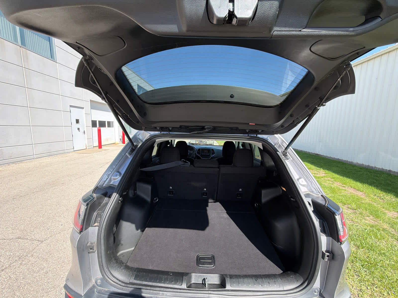 Thumbnail: 2019 Jeep Cherokee - 12