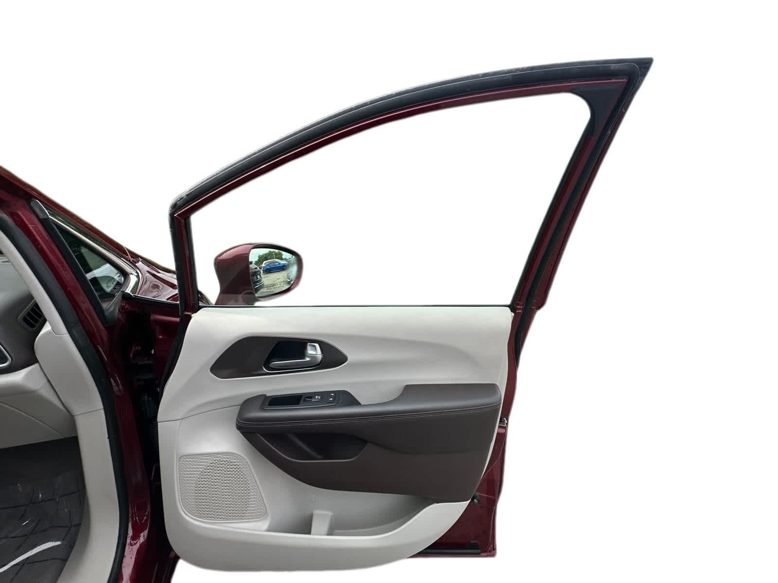 Thumbnail: 2017 Chrysler Pacifica - 5
