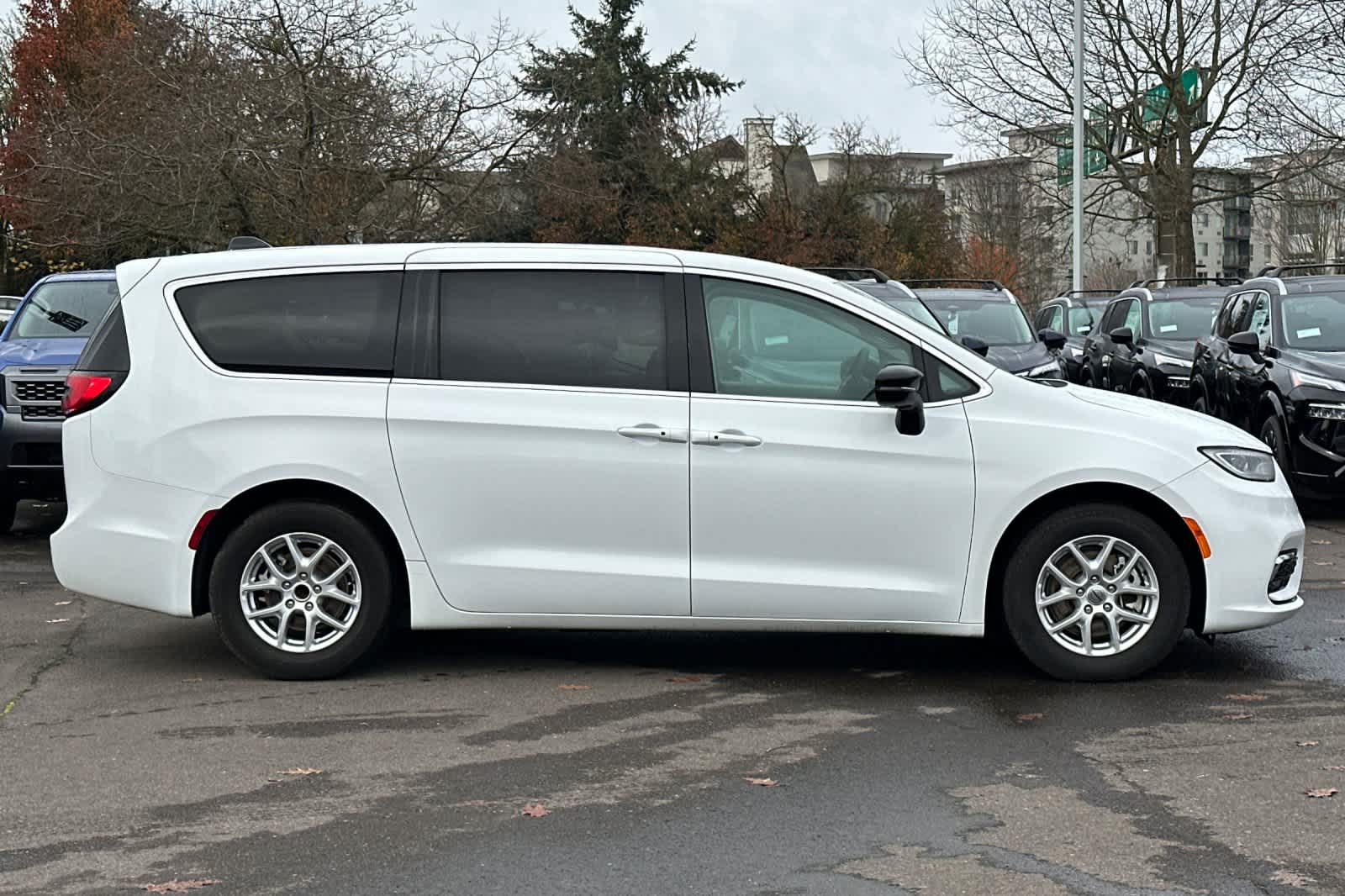 Thumbnail: 2024 Chrysler Pacifica - 8