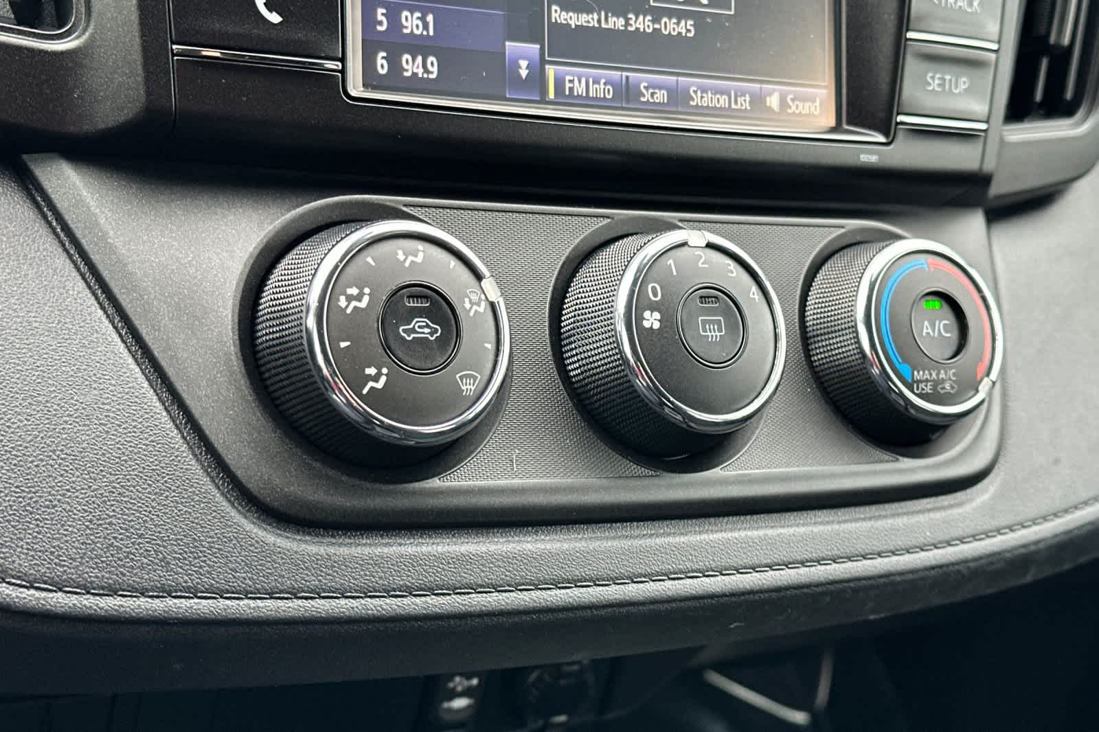 Thumbnail: 2018 Toyota RAV4 - 20