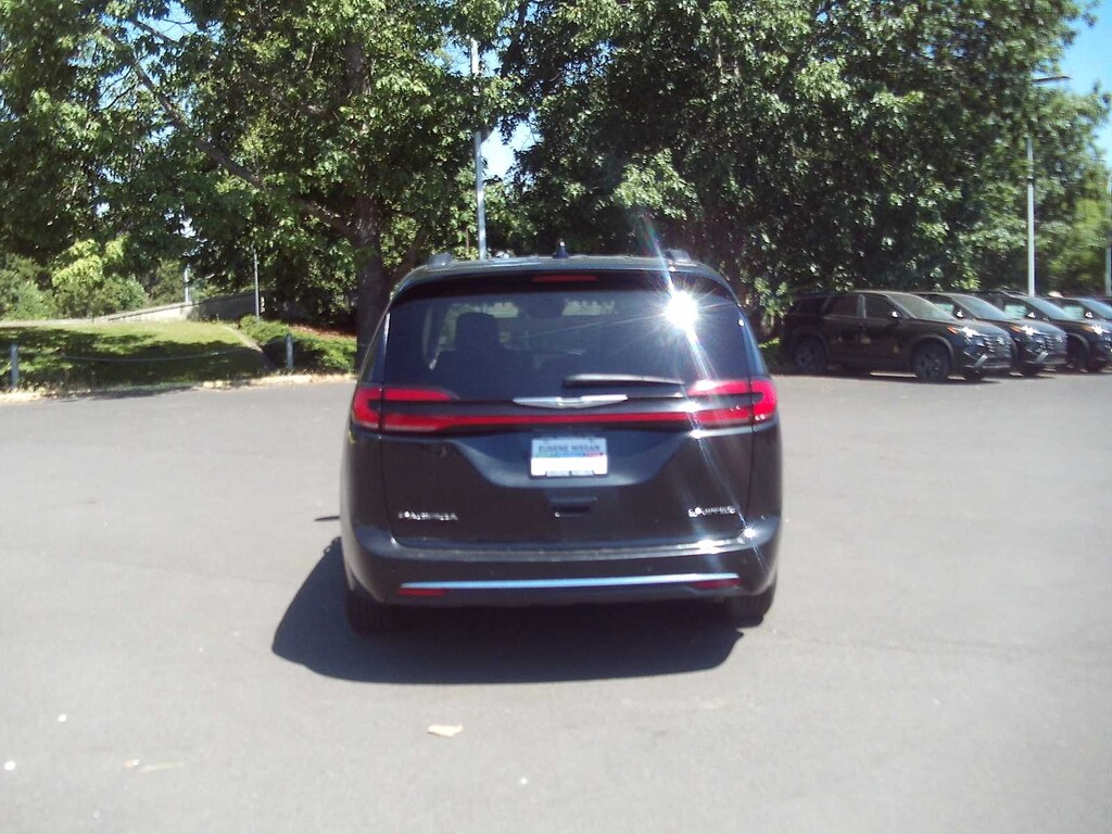 Used 2023 Chrysler Pacifica Limited Van Passenger Van