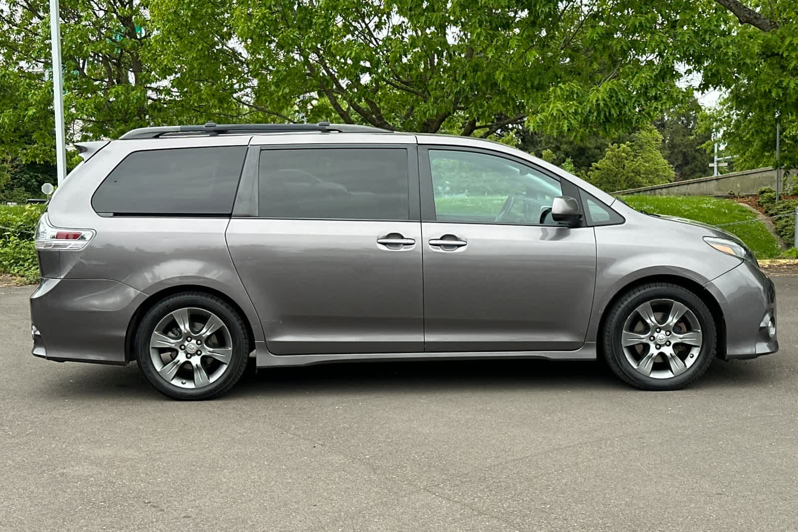 Thumbnail: 2015 Toyota Sienna - 8