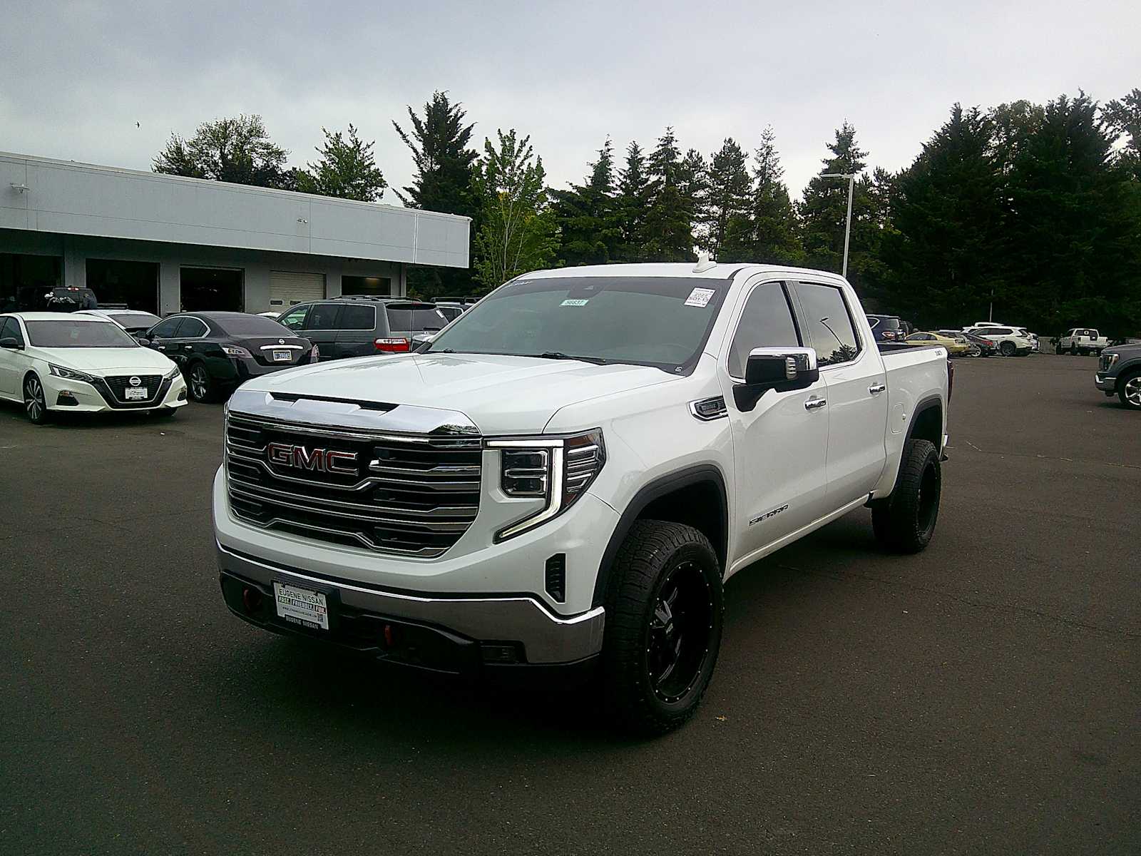 2022 GMC Sierra 4WD Crew Cab Short Box SLT's photo