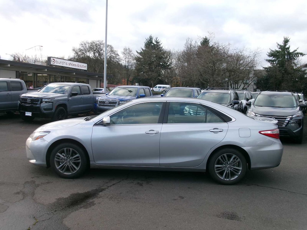 Used 2017 Toyota Camry SE Sedan