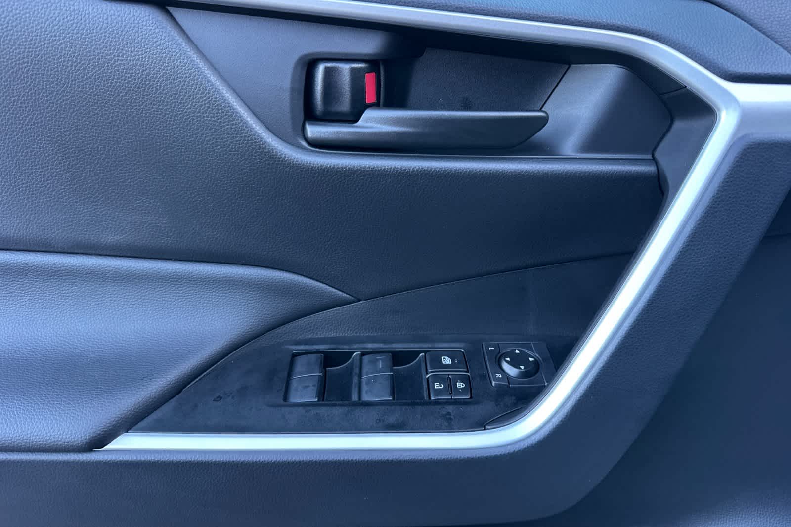 Thumbnail: 2025 Toyota RAV4 - 12