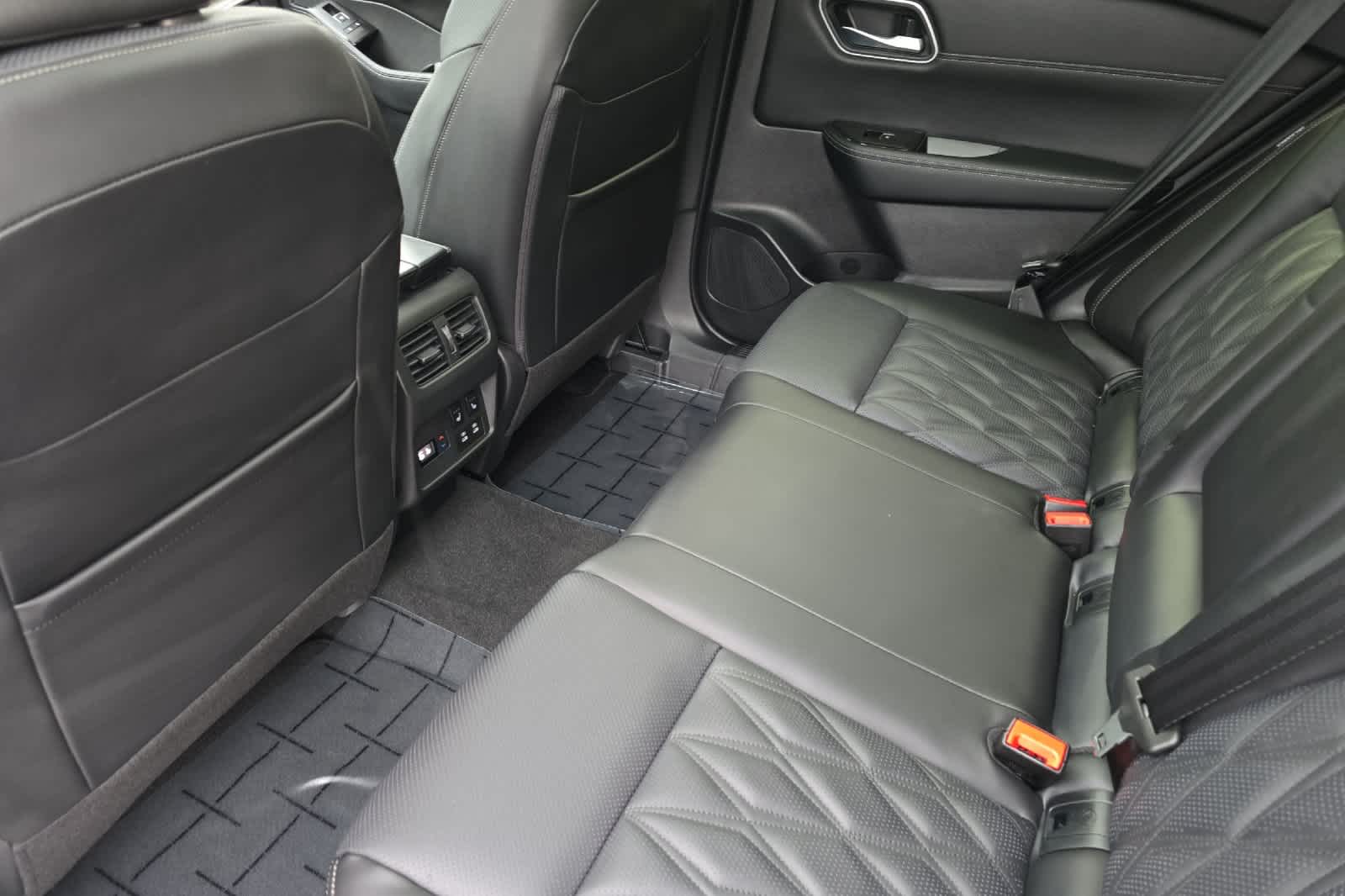 2026 Nissan Rogue Platinum photo 3