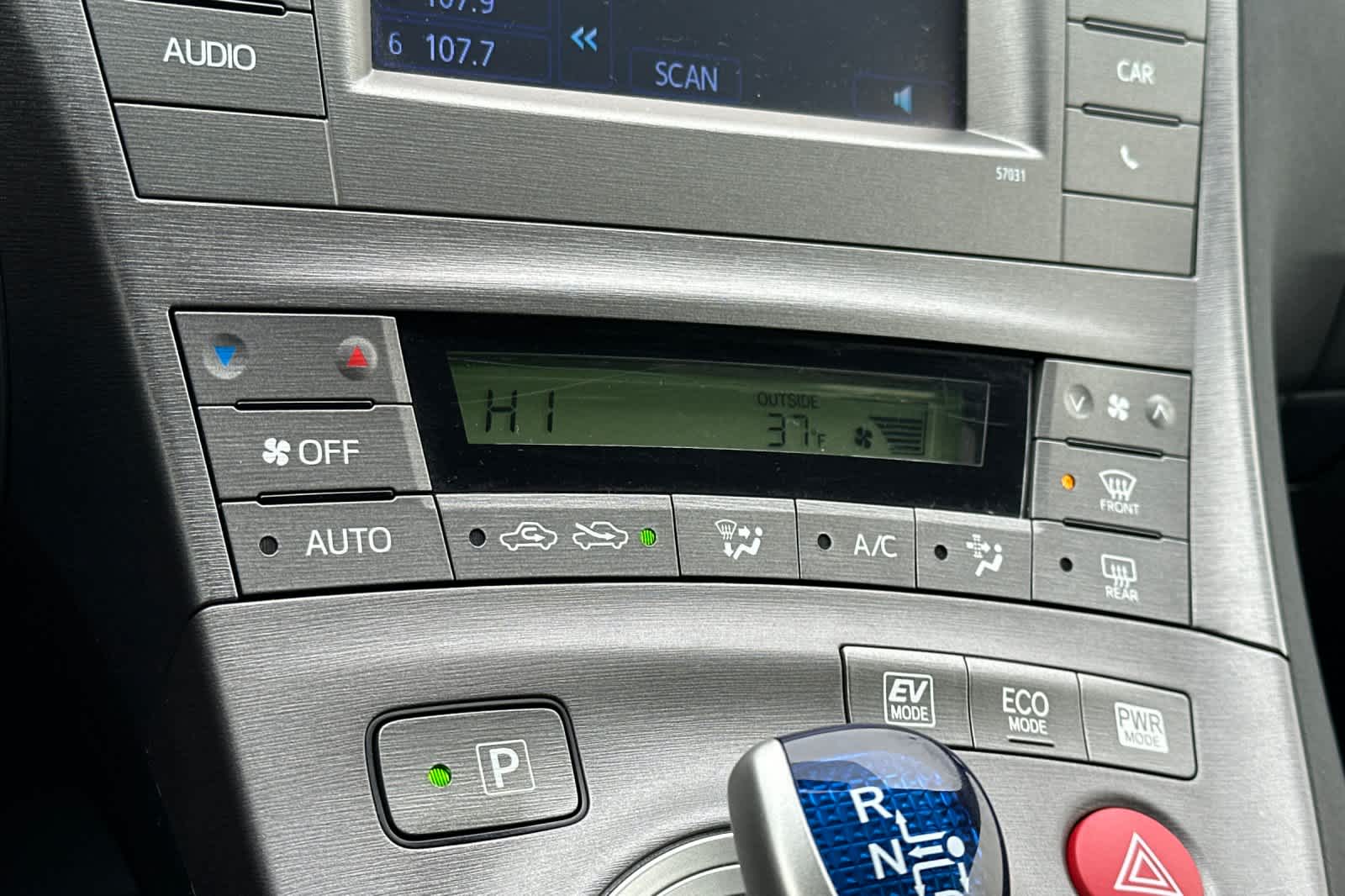 Thumbnail: 2015 Toyota Prius - 20