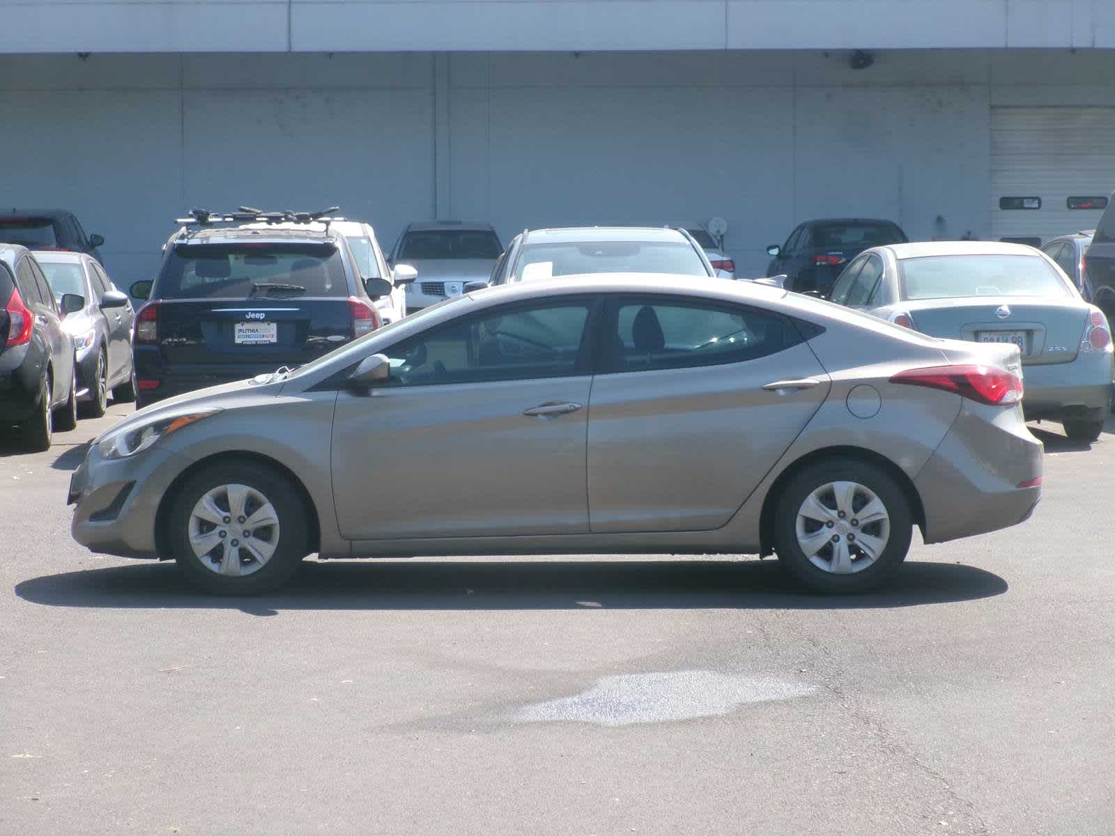 Used 2016 Hyundai Elantra SE with VIN 5NPDH4AE3GH675320 for sale in Eugene, OR