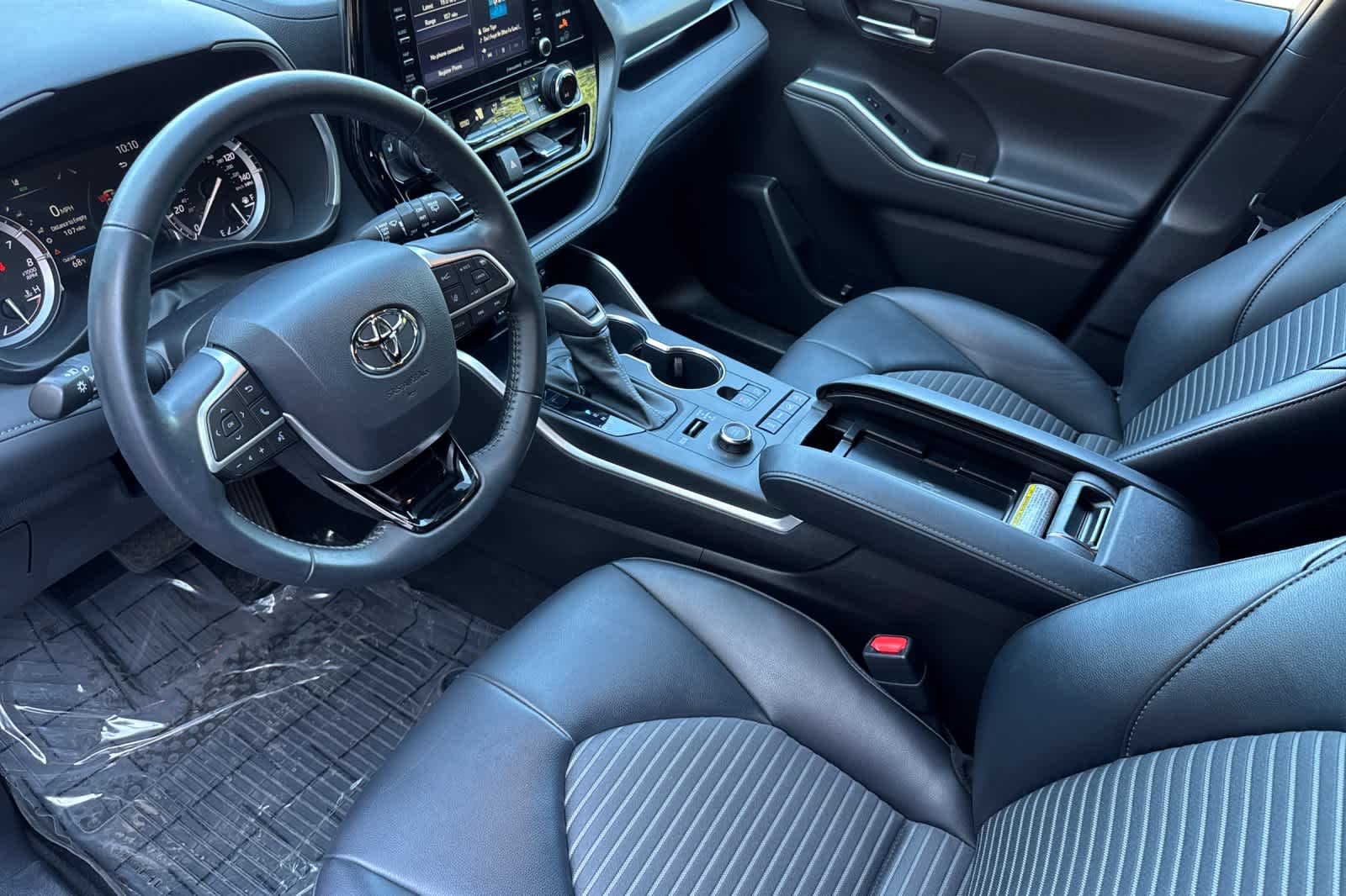 Thumbnail: 2022 Toyota Highlander - 11