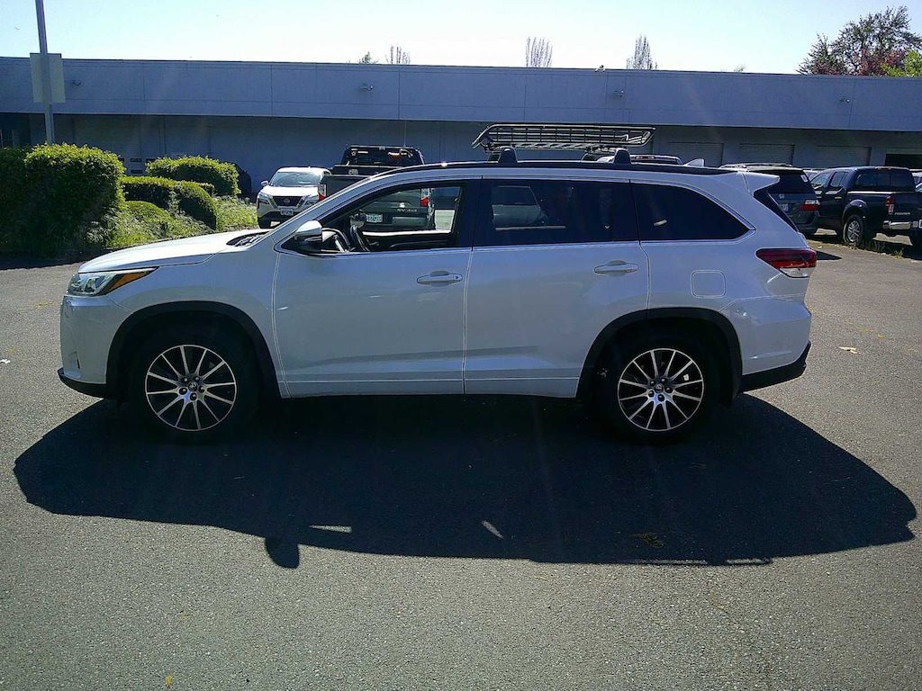 Used 2018 Toyota Highlander SE V6 SUV
