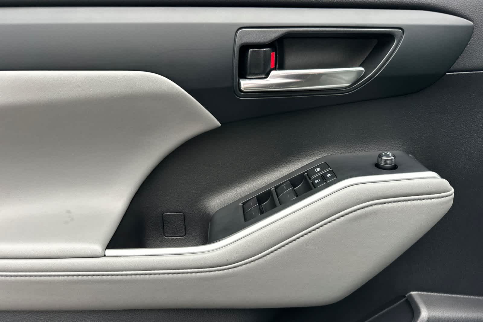 Thumbnail: 2022 Toyota Highlander - 12