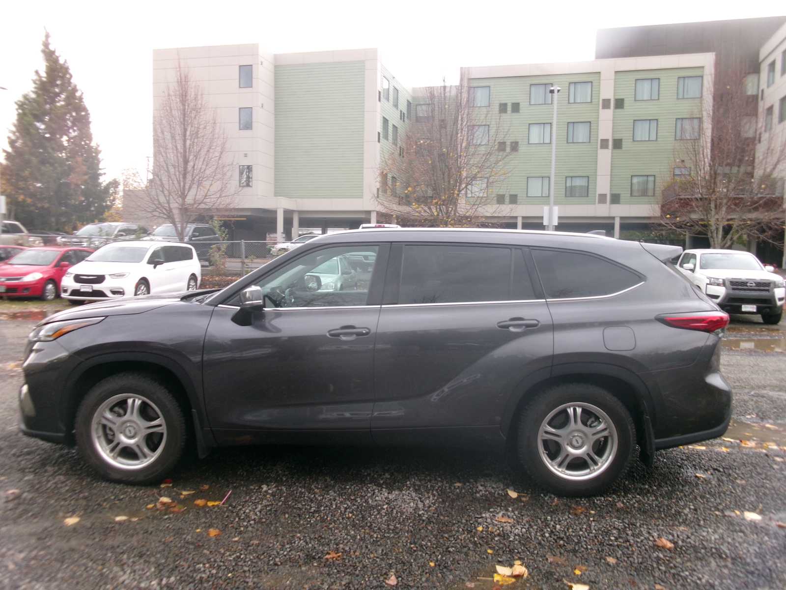 2021 Toyota Highlander XLE photo 2