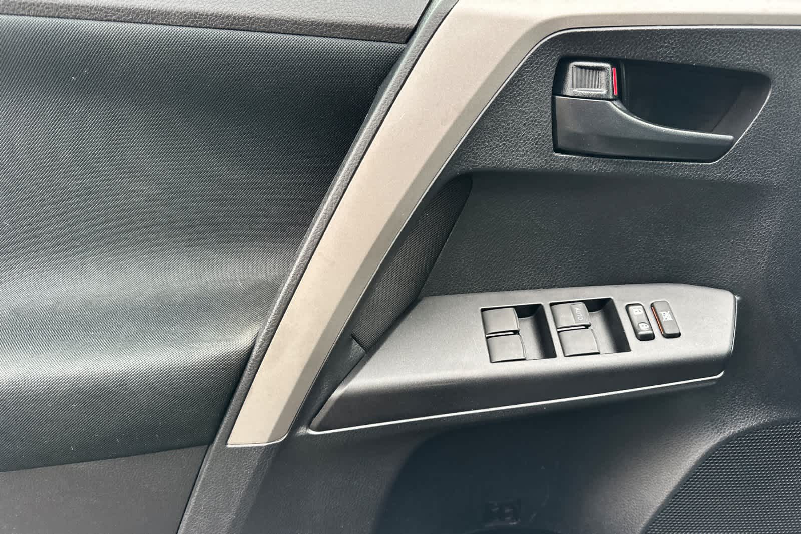 Thumbnail: 2018 Toyota RAV4 - 12