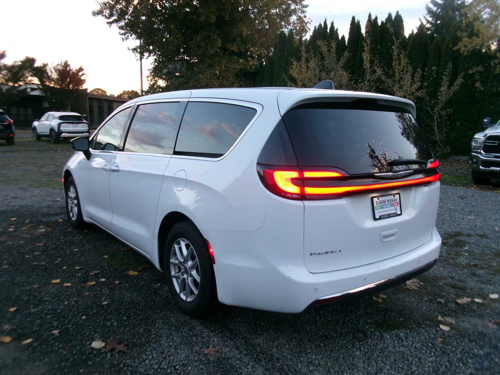 2024 Chrysler Pacifica Touring L photo 3
