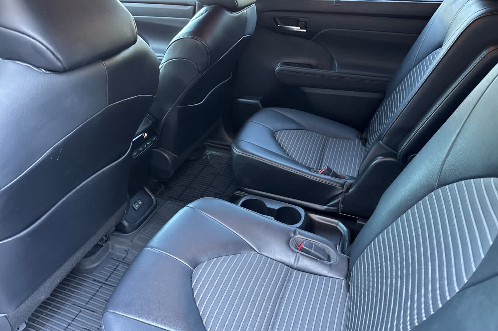 Thumbnail: 2022 Toyota Highlander - 4