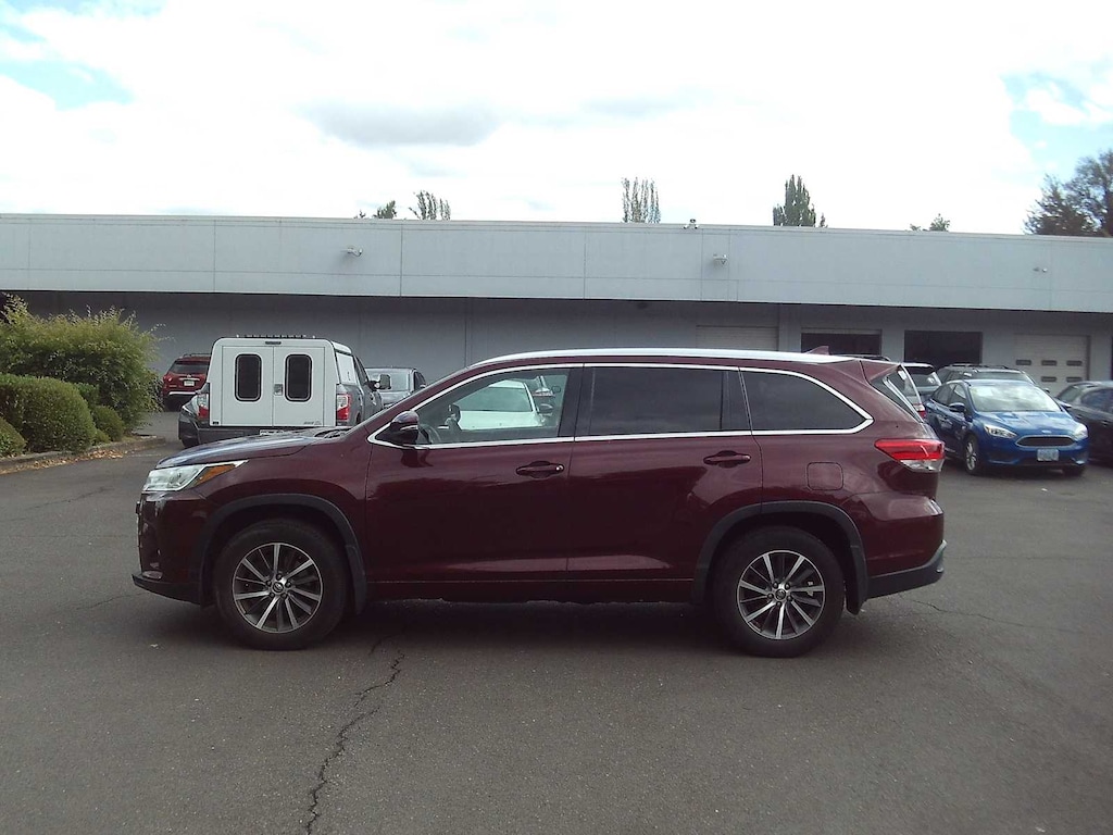 Used 2017 Toyota Highlander XLE V6 SUV