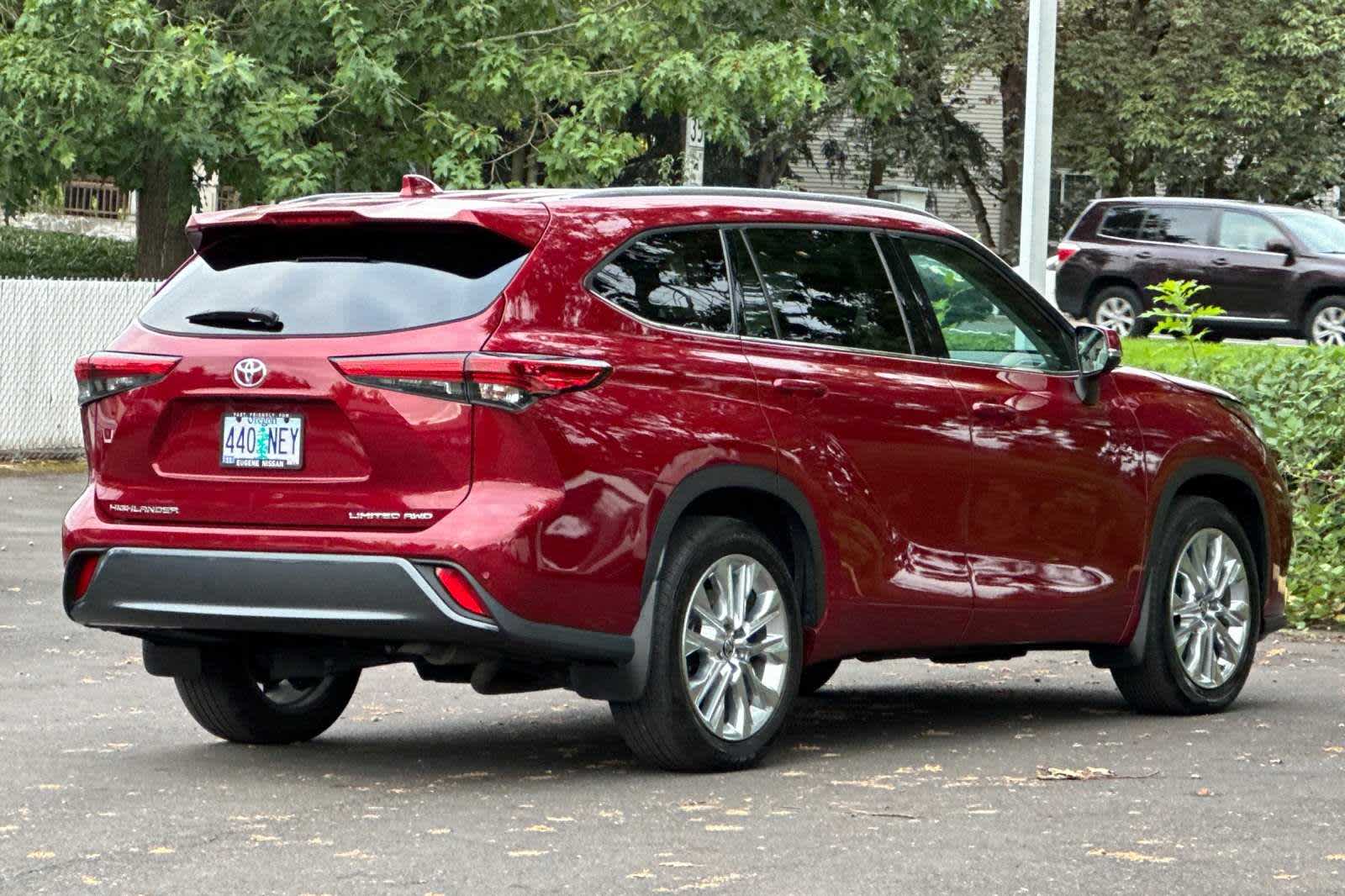 Used 2022 Toyota Highlander Limited with VIN 5TDDZRBH5NS165853 for sale in Eugene, OR