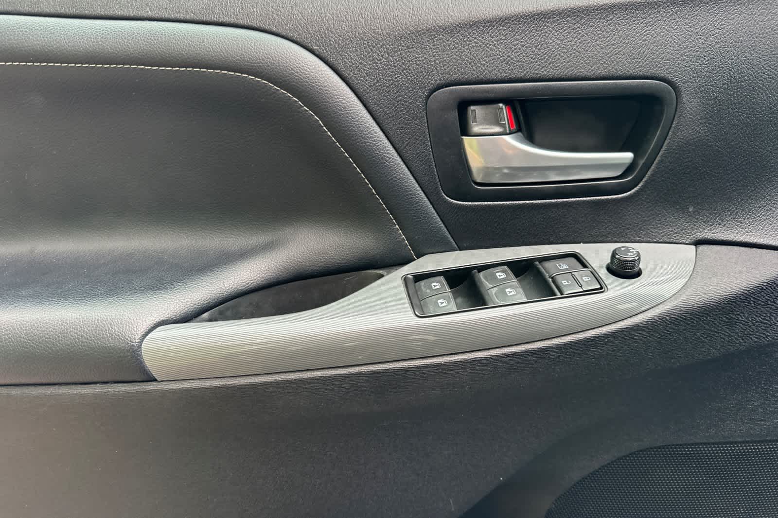Thumbnail: 2015 Toyota Sienna - 12