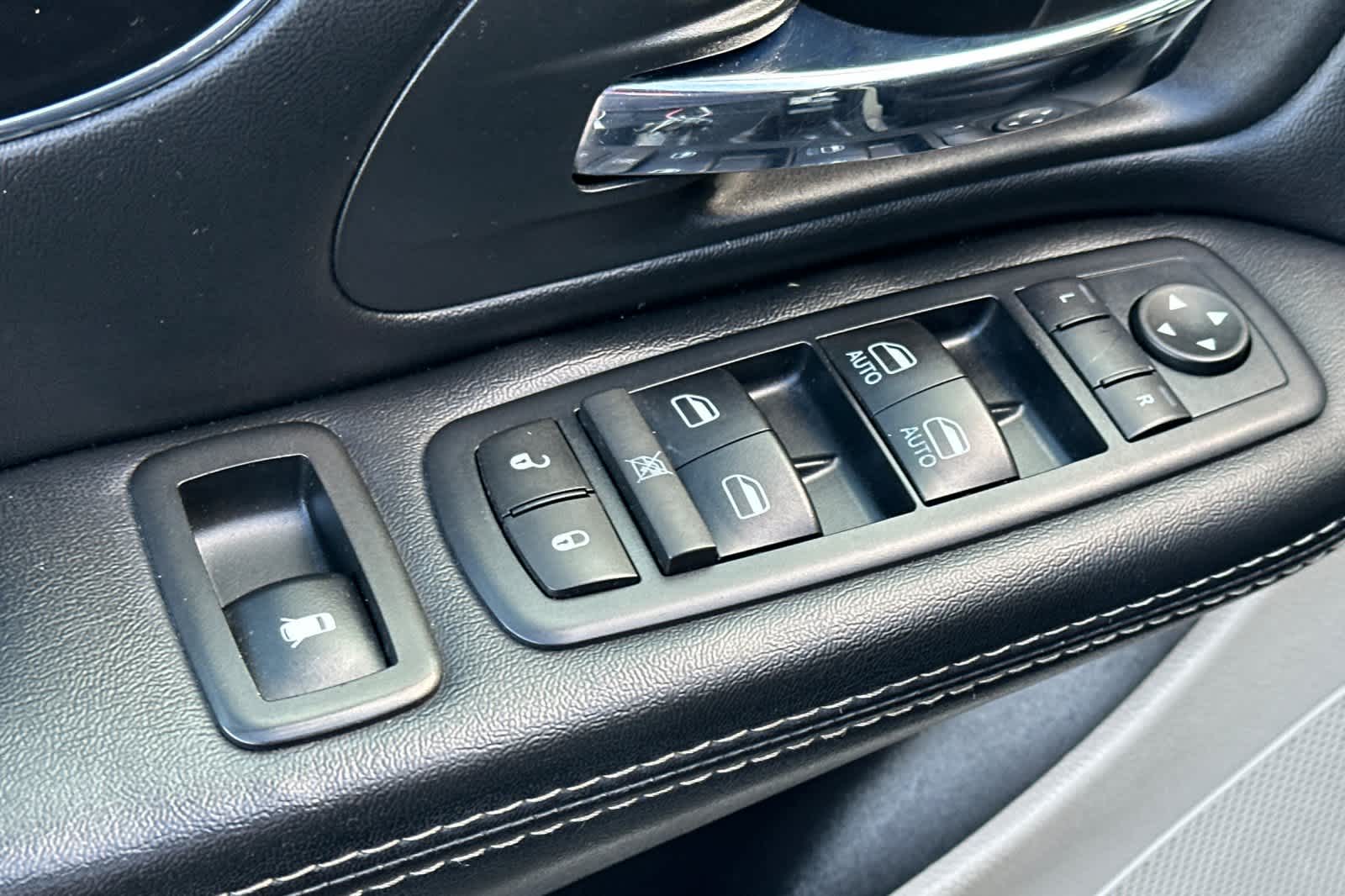 Thumbnail: 2017 Dodge Grand Caravan - 13