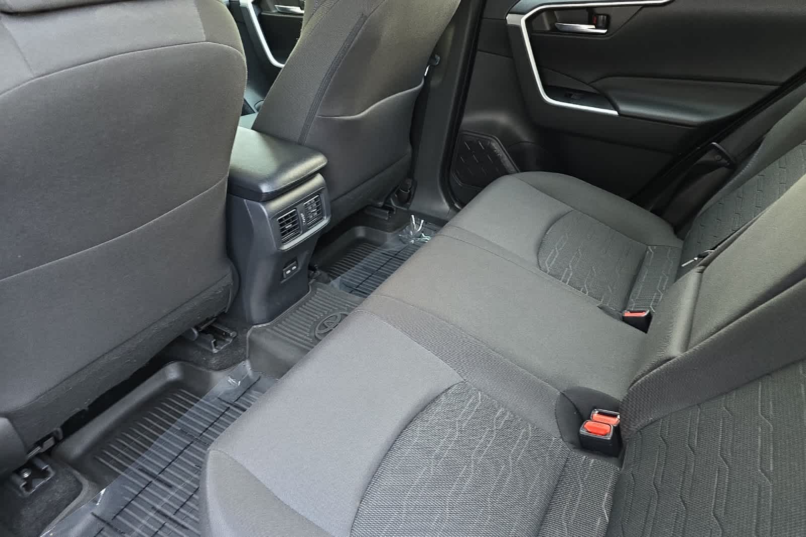 2023 Toyota RAV4 Hybrid SE photo 3