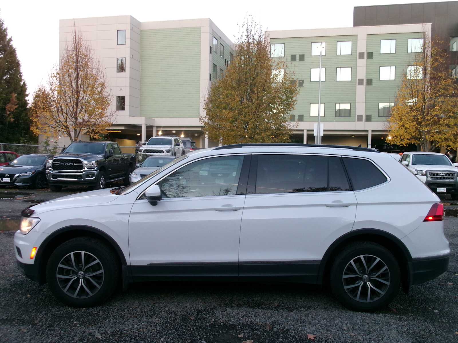 2020 Volkswagen Tiguan SE photo 2