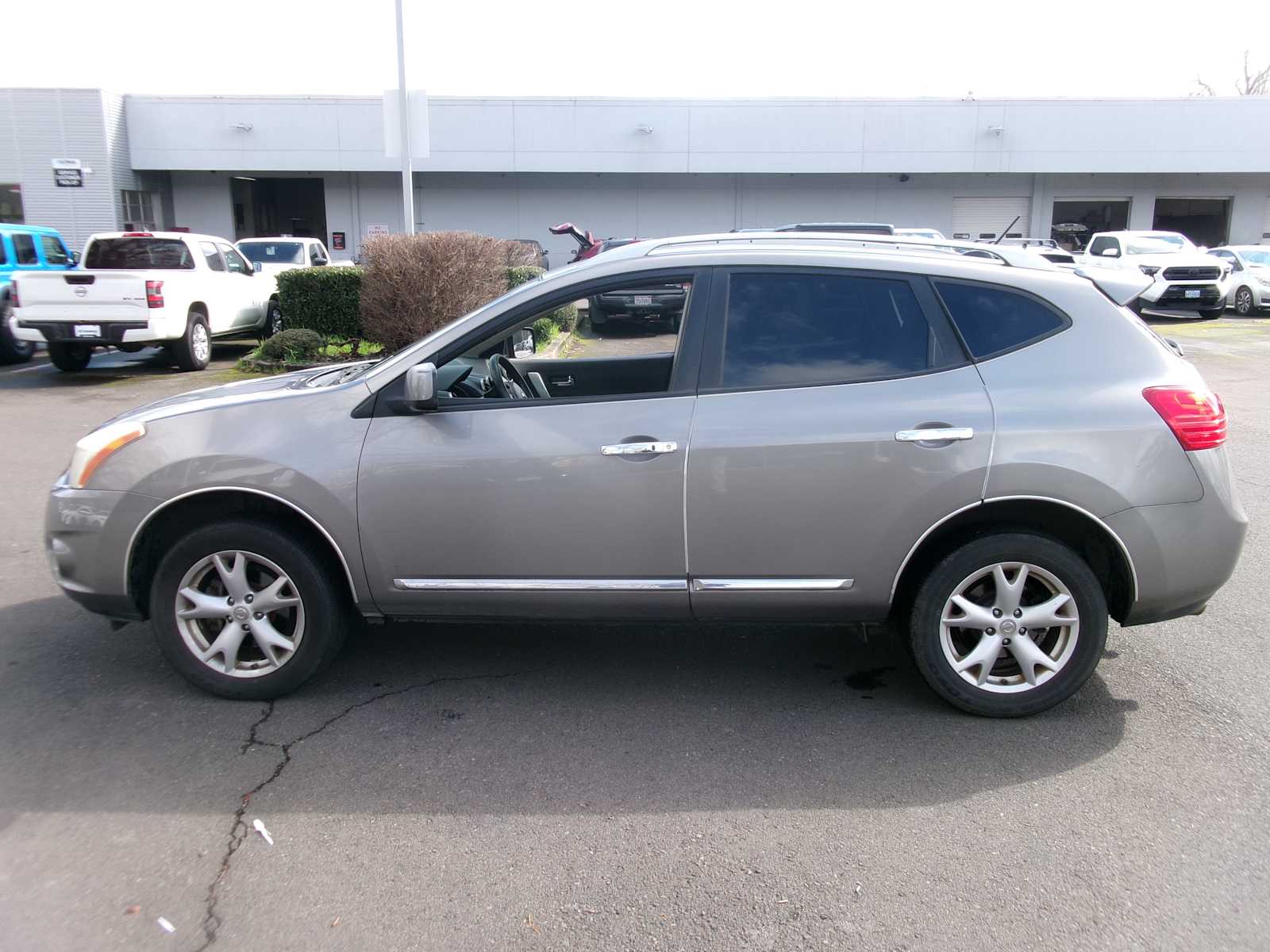 Thumbnail: 2011 Nissan Rogue - 2