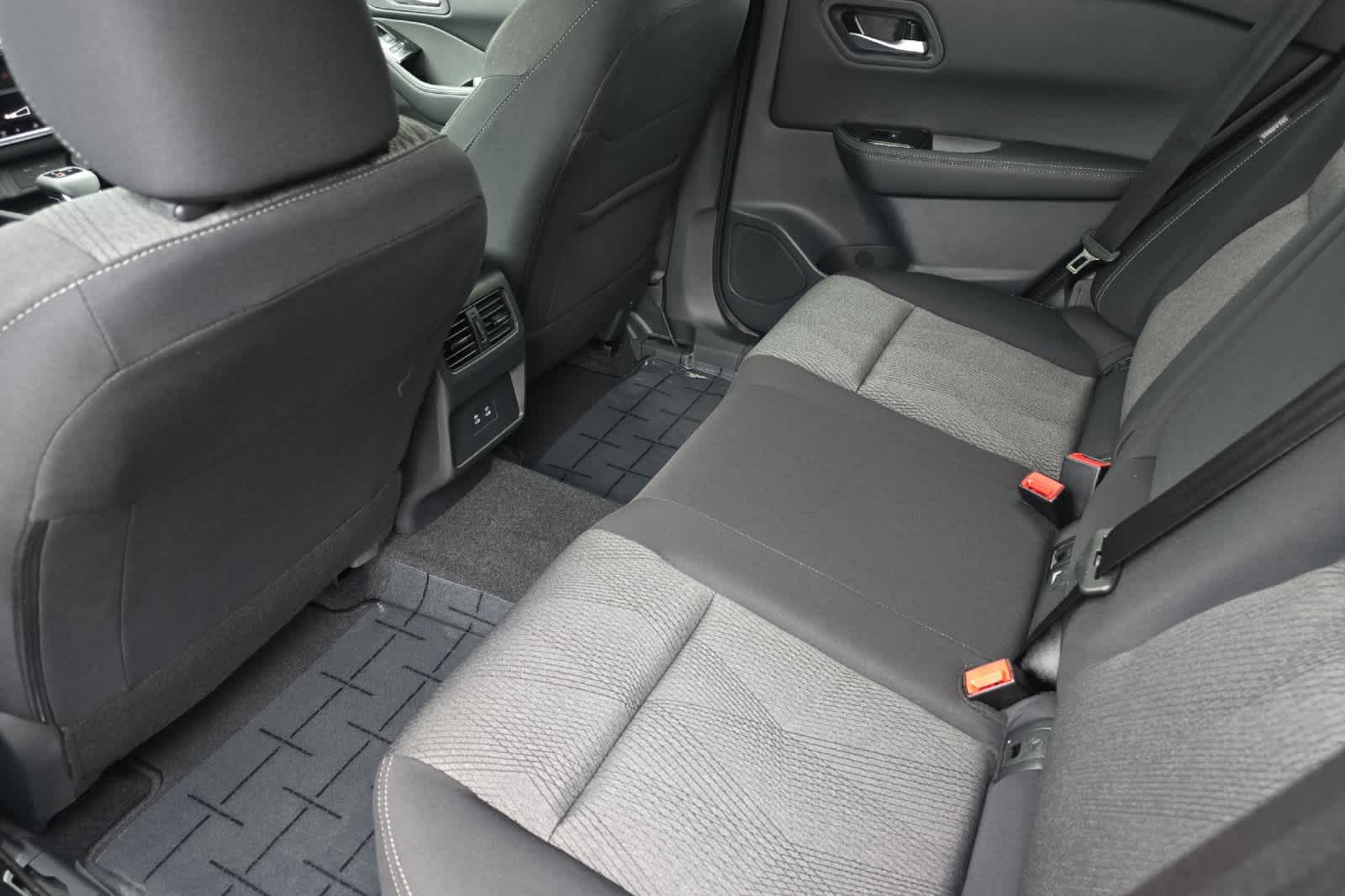 2026 Nissan Rogue SV photo 4