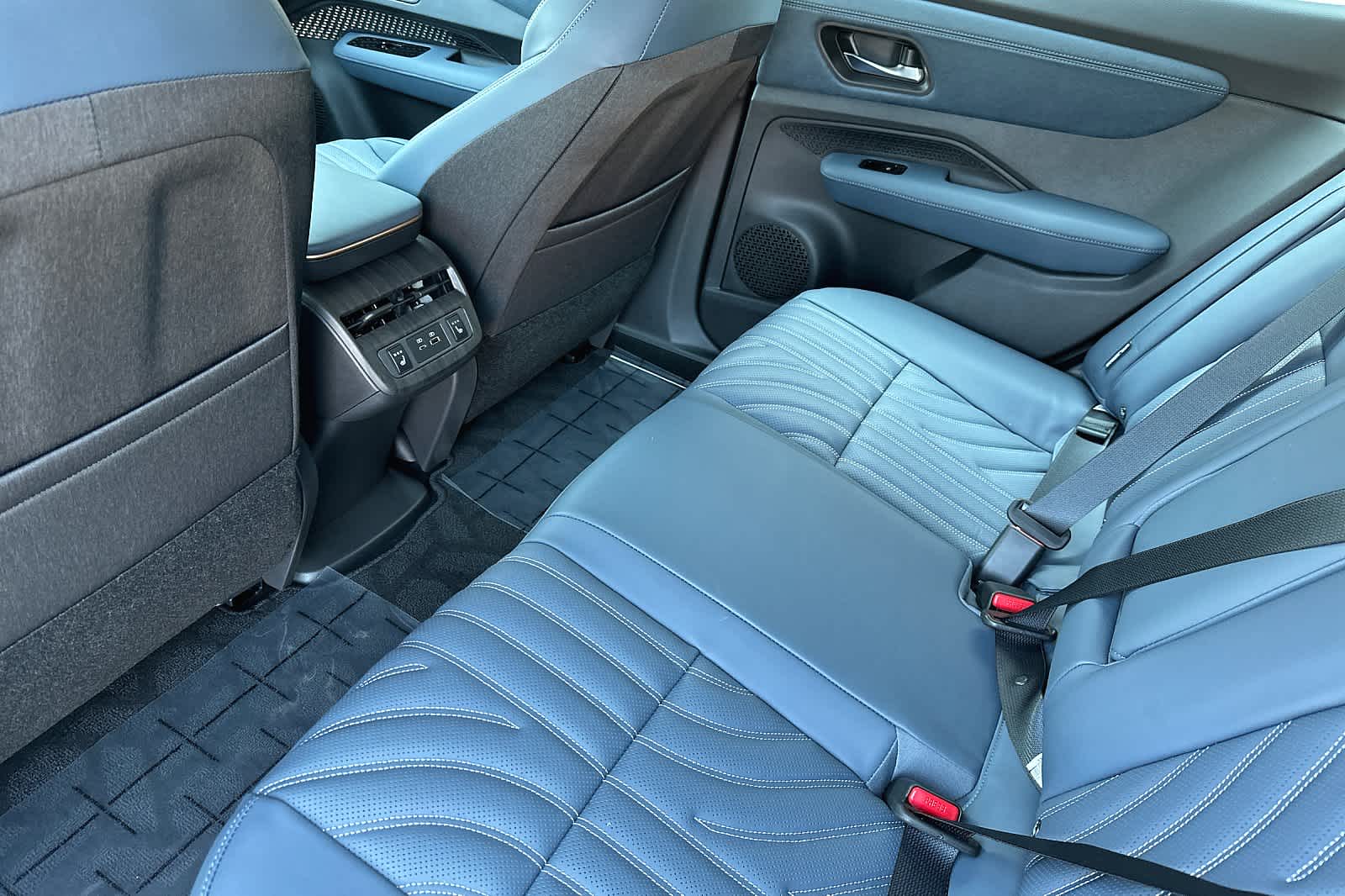 2023 Nissan ARIYA Platinum photo 3