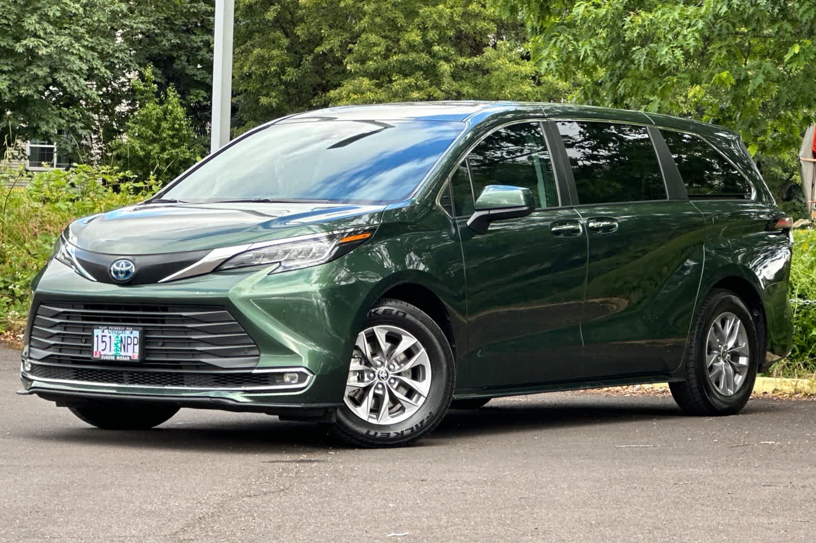 2022 Toyota Sienna XLE 8-Passenger Hybrid FWD's photo
