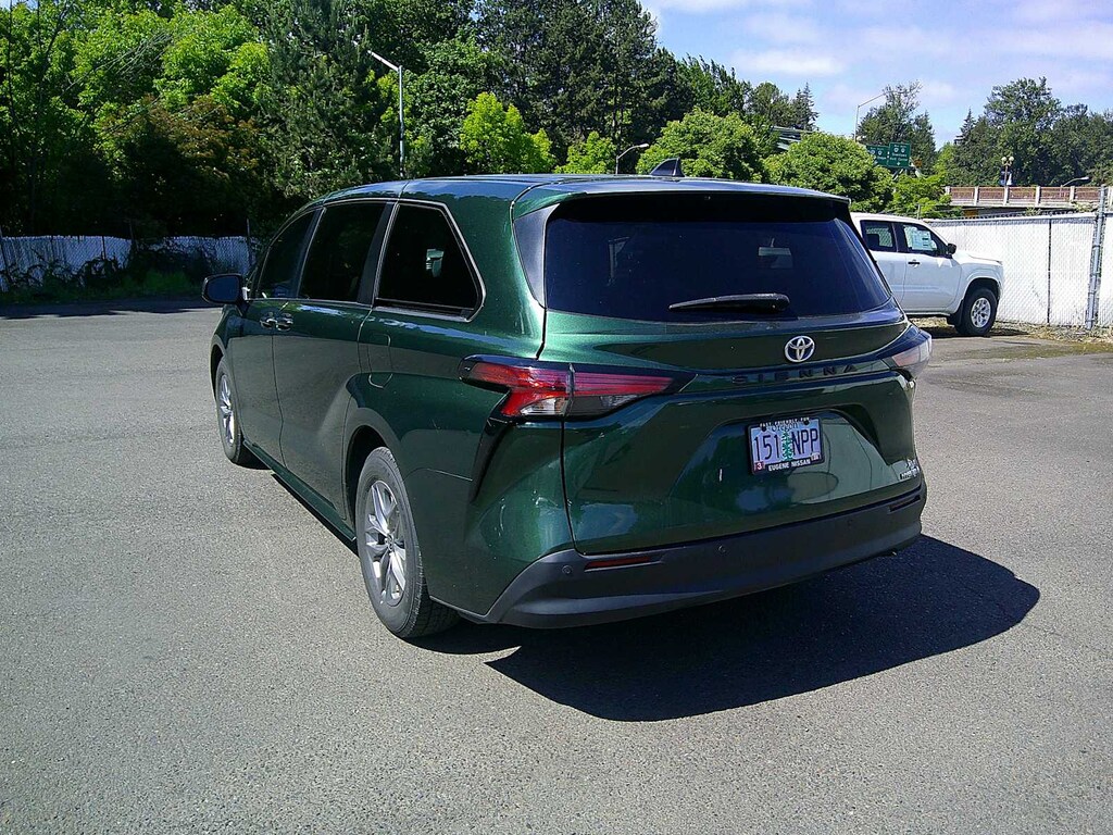 Used 2022 Toyota Sienna XLE 8 Passenger Van Passenger Van
