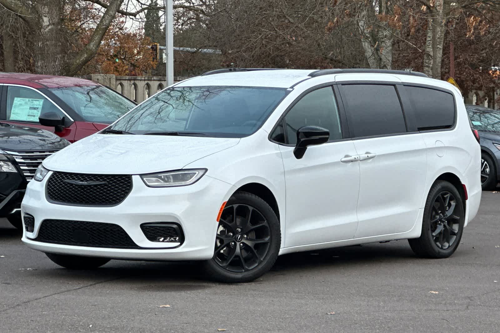 2024 Chrysler Pacifica Touring L's photo