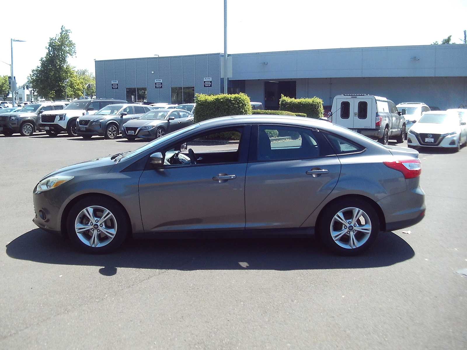 Used 2014 Ford Focus SE with VIN 1FADP3F21EL355827 for sale in Eugene, OR