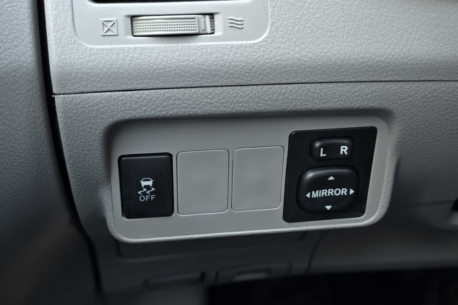 Thumbnail: 2013 Toyota Corolla - 25