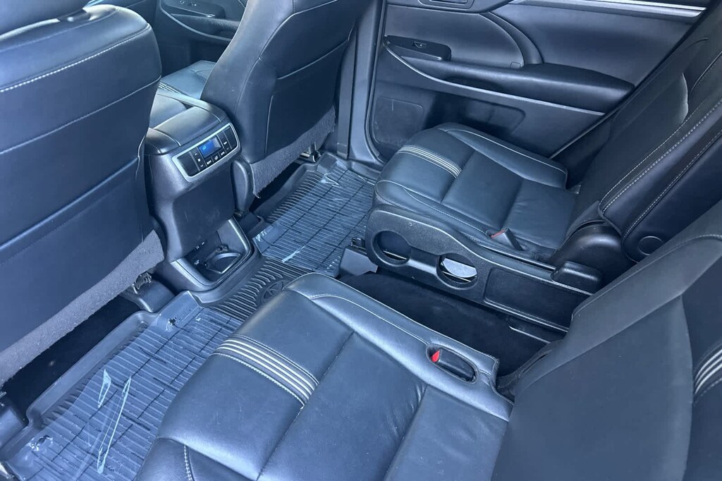 Used 2018 Toyota Highlander SE V6 SUV