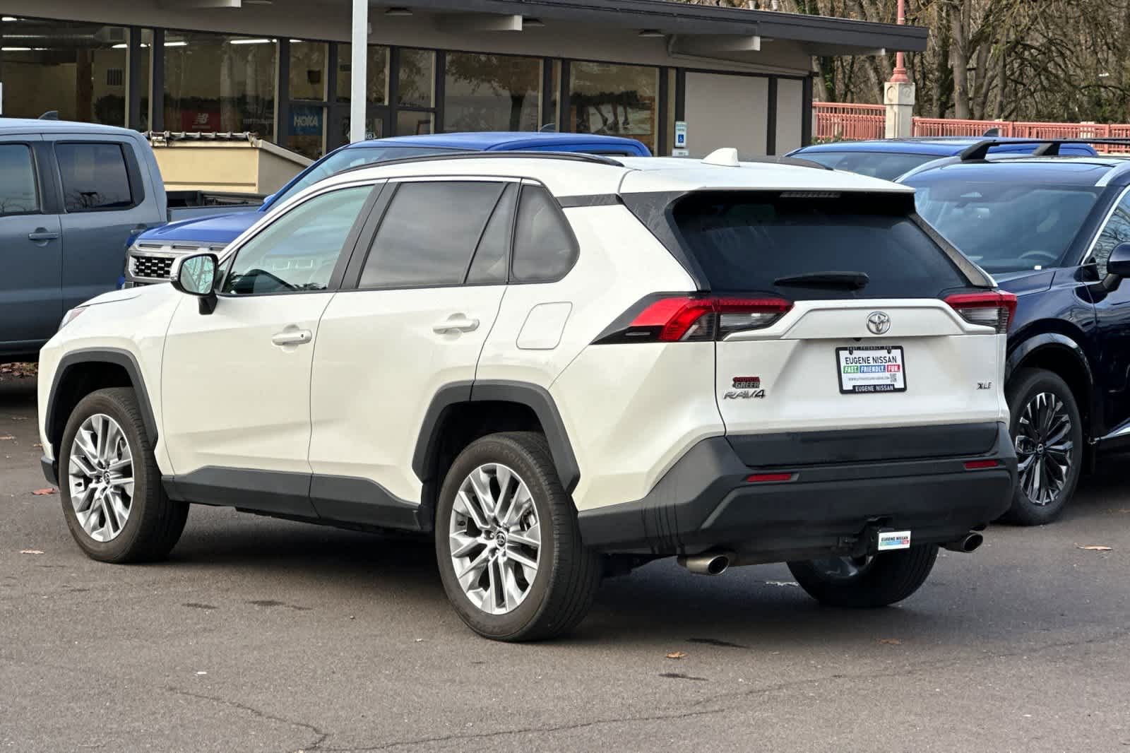 Thumbnail: 2022 Toyota RAV4 - 6