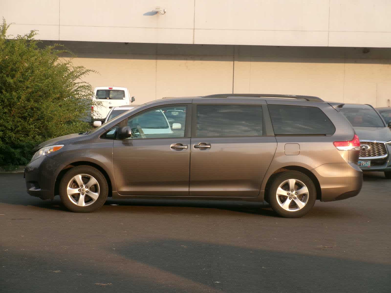 Used 2013 Toyota Sienna LE with VIN 5TDKK3DC3DS356986 for sale in Eugene, OR