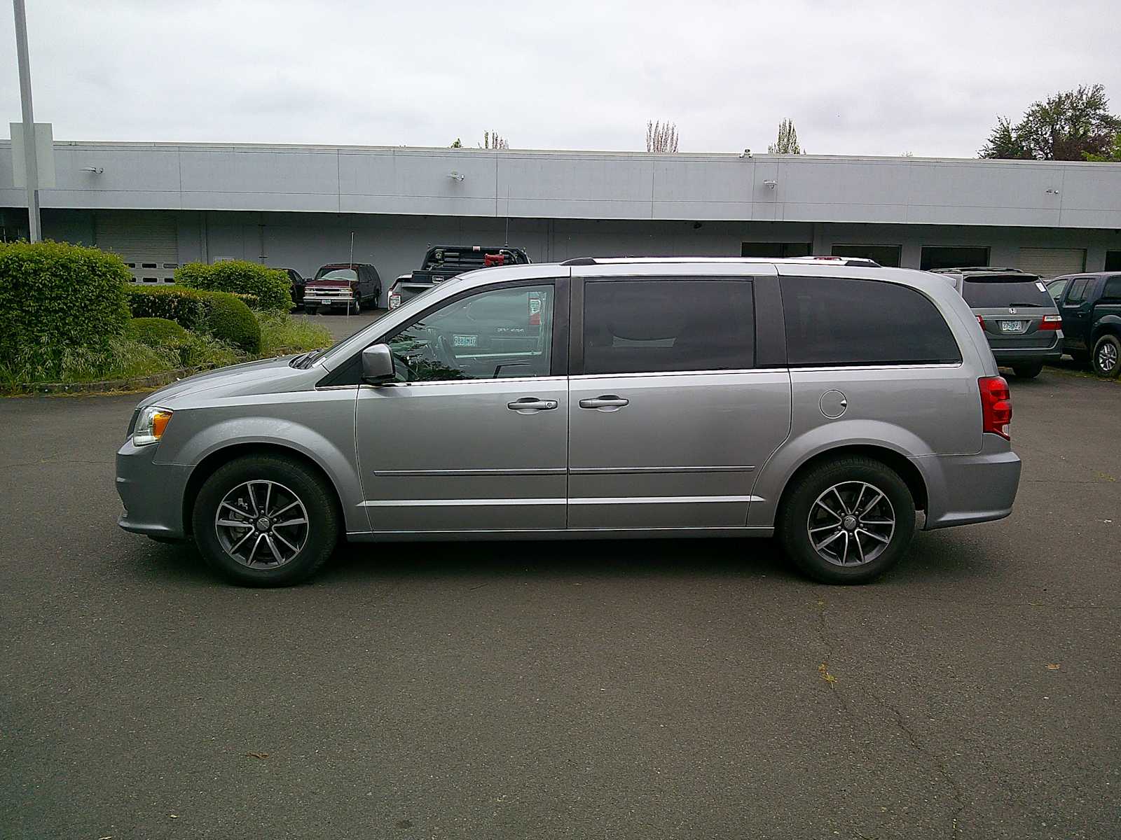 Thumbnail: 2017 Dodge Grand Caravan - 2