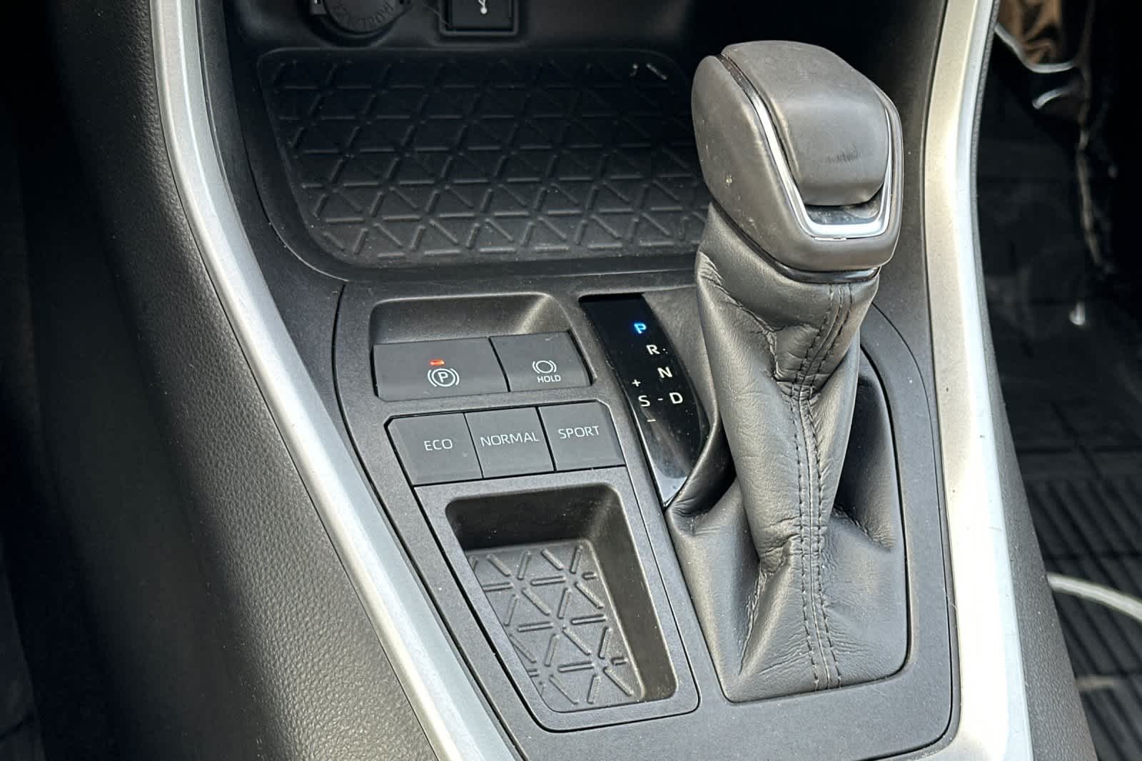 Thumbnail: 2022 Toyota RAV4 - 21