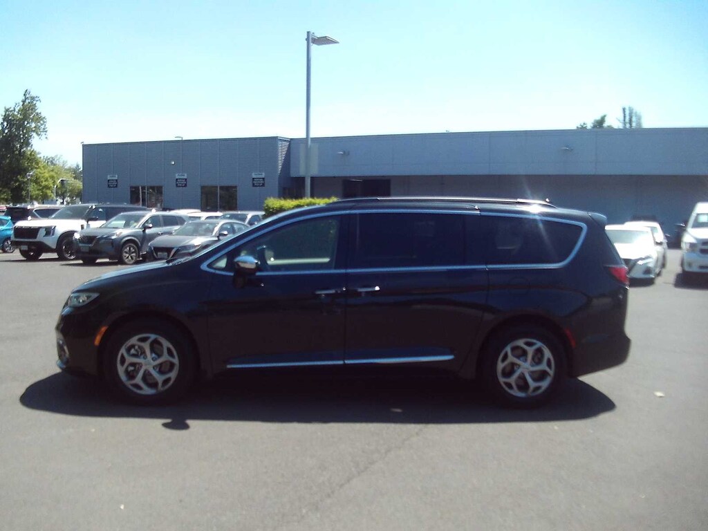 Used 2023 Chrysler Pacifica Limited Van Passenger Van