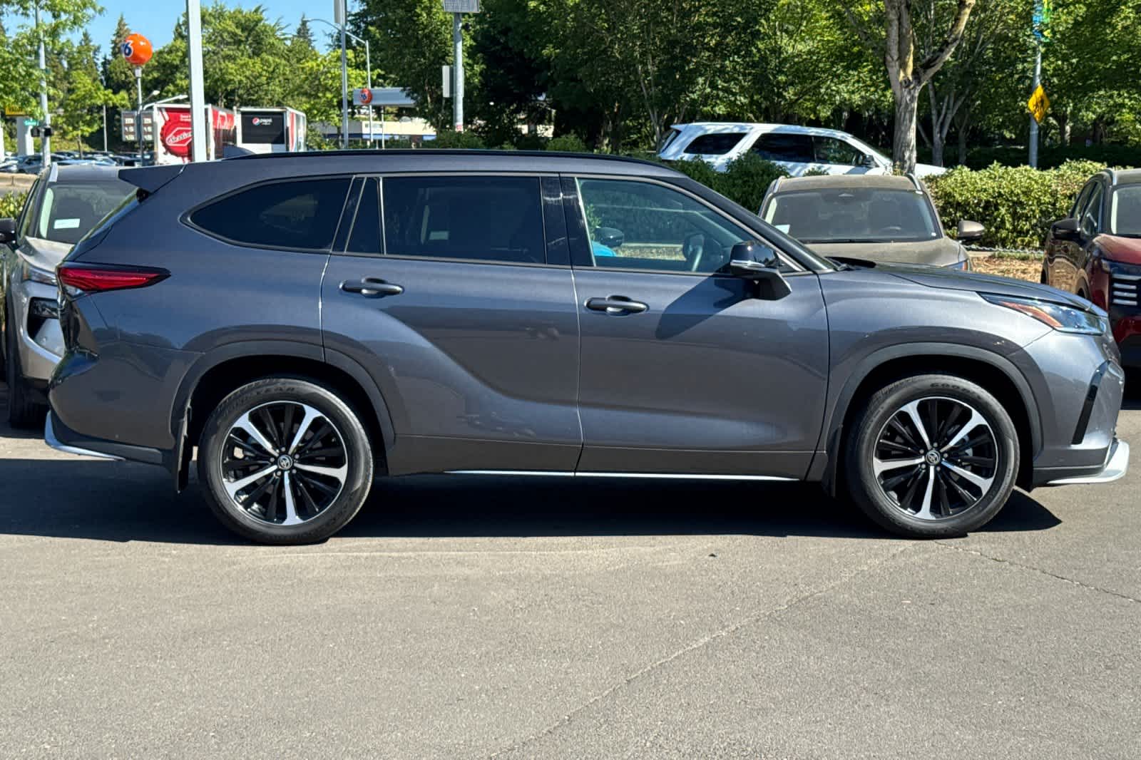 Thumbnail: 2022 Toyota Highlander - 8