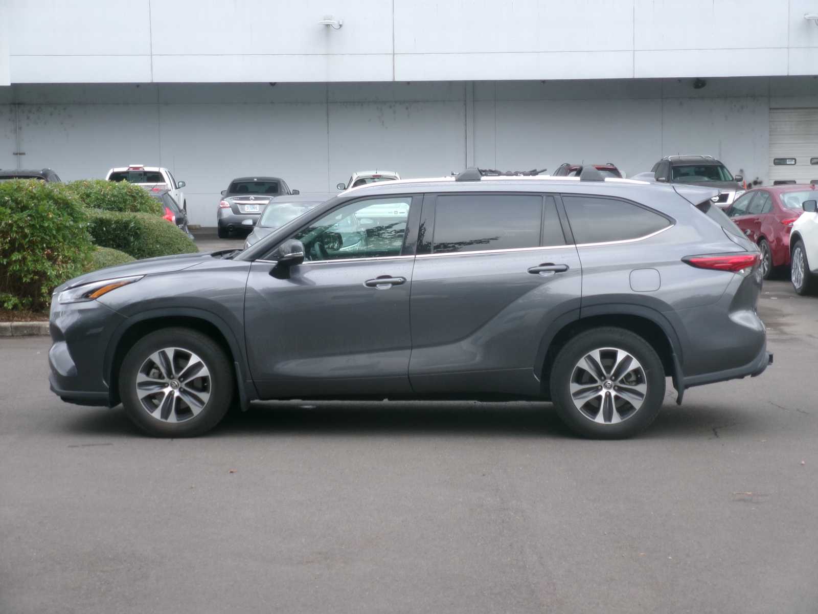 Used 2021 Toyota Highlander XLE with VIN 5TDHZRBH1MS555865 for sale in Eugene, OR