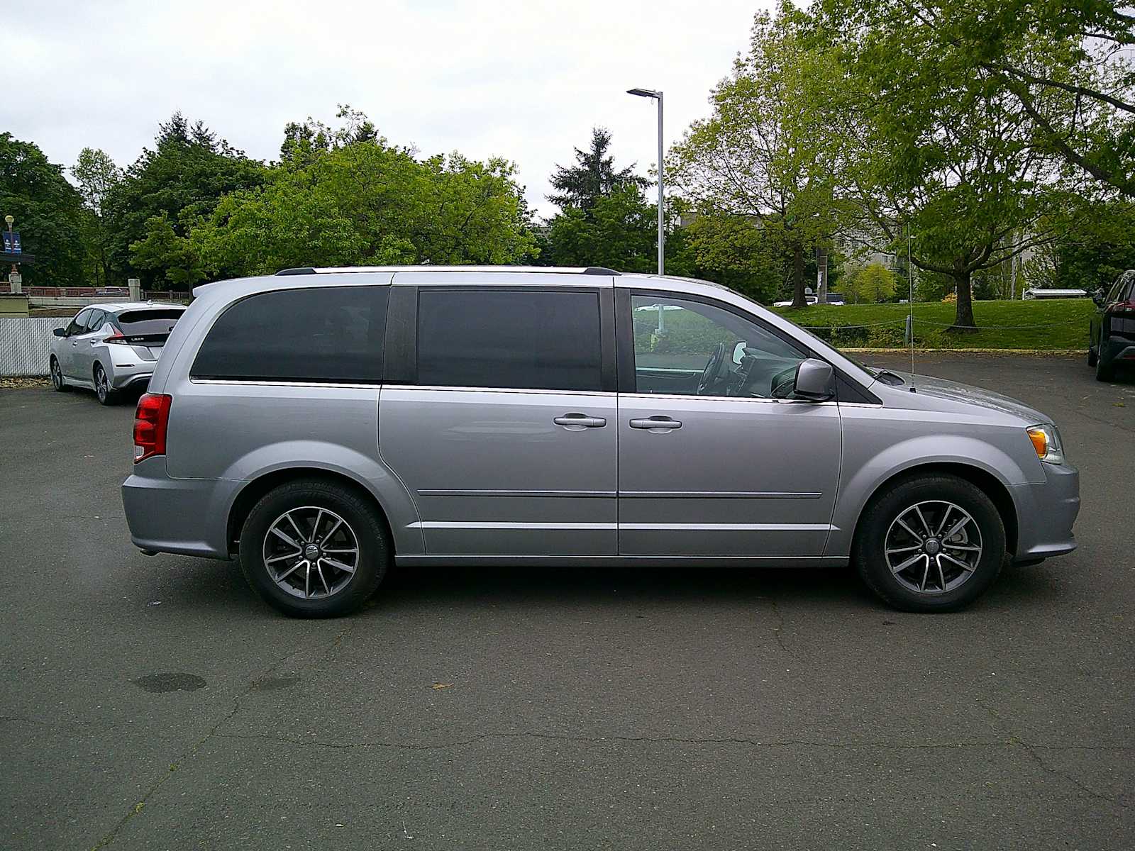Thumbnail: 2017 Dodge Grand Caravan - 6
