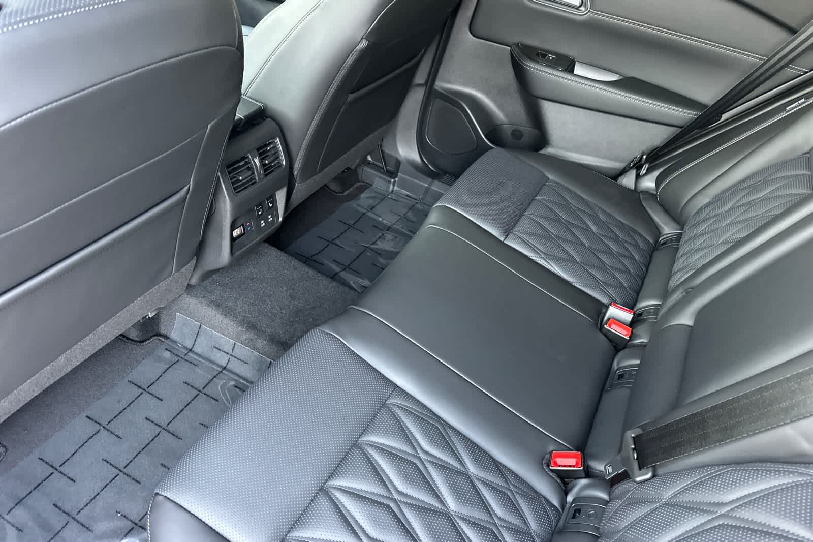 2025 Nissan Rogue Platinum photo 4