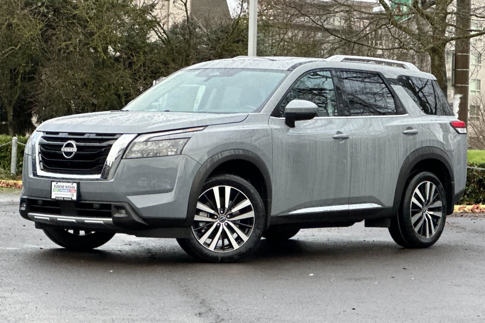 2025 Nissan Pathfinder Platinum's photo