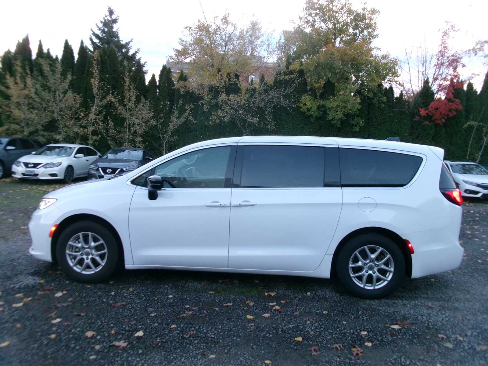 2024 Chrysler Pacifica Touring L photo 2