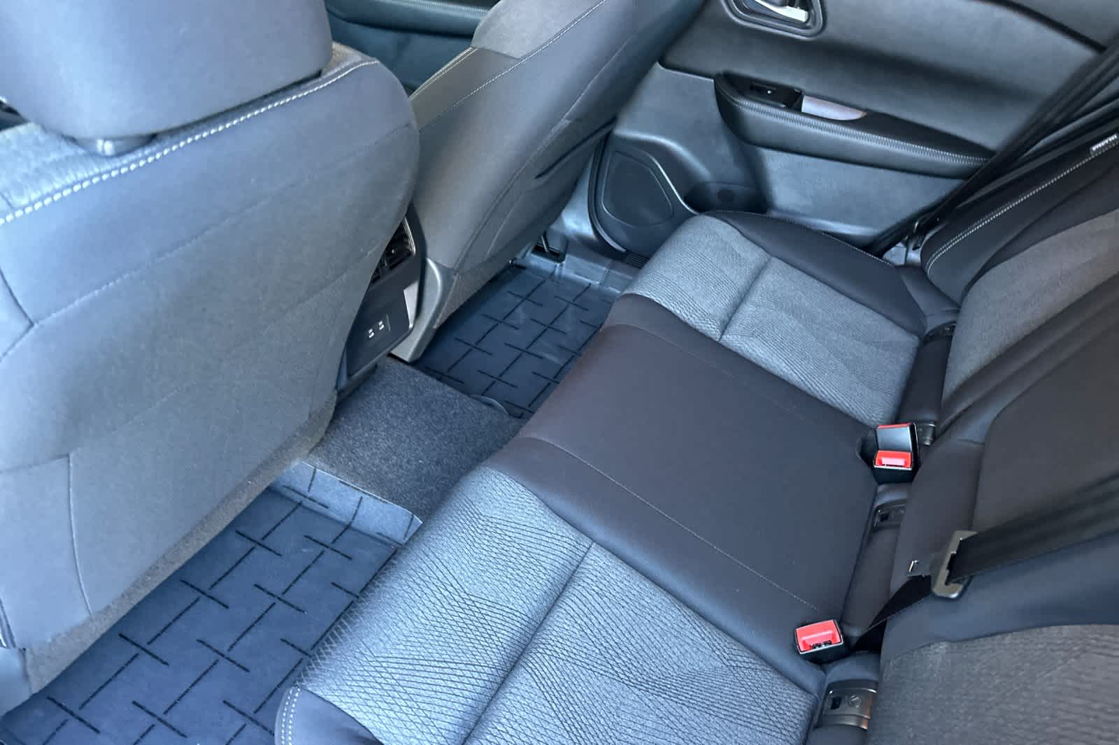 2026 Nissan Rogue SV photo 2