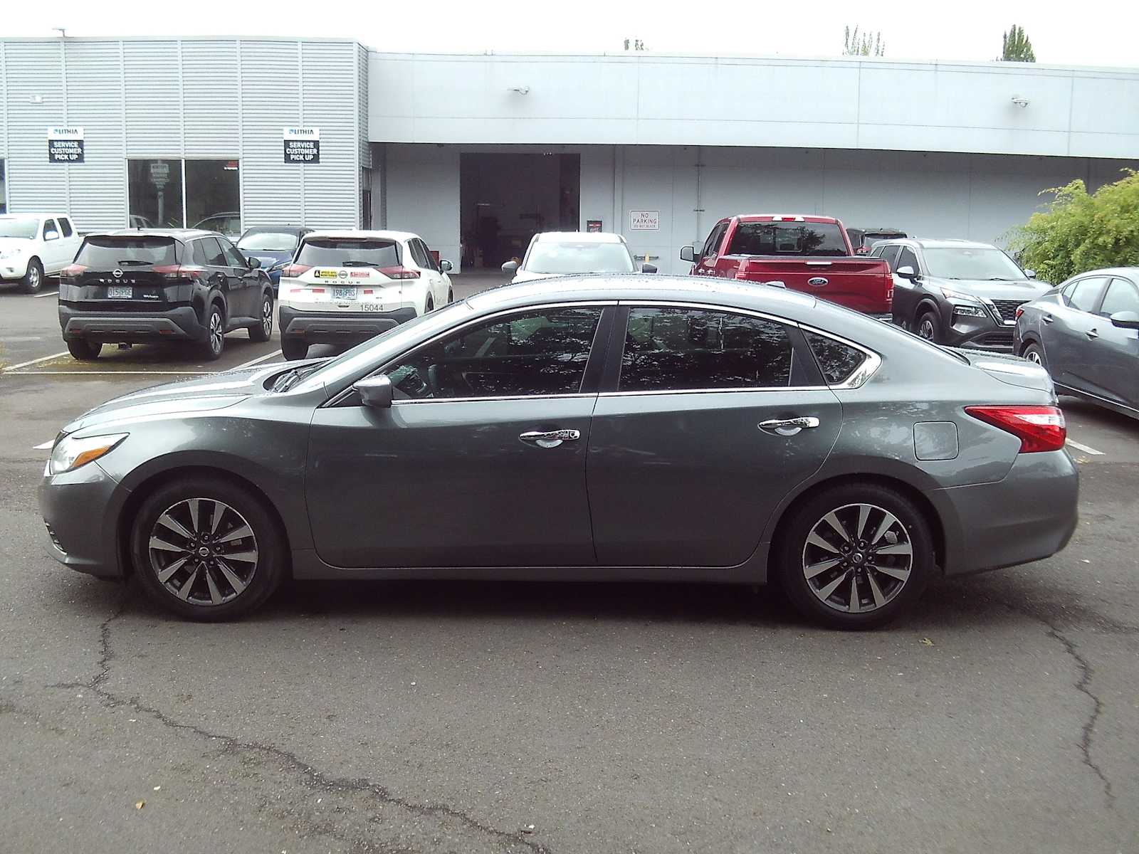 Used 2017 Nissan Altima SV with VIN 1N4AL3AP1HC263185 for sale in Eugene, OR