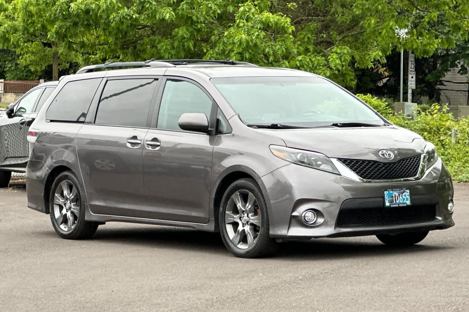 Thumbnail: 2015 Toyota Sienna - 9