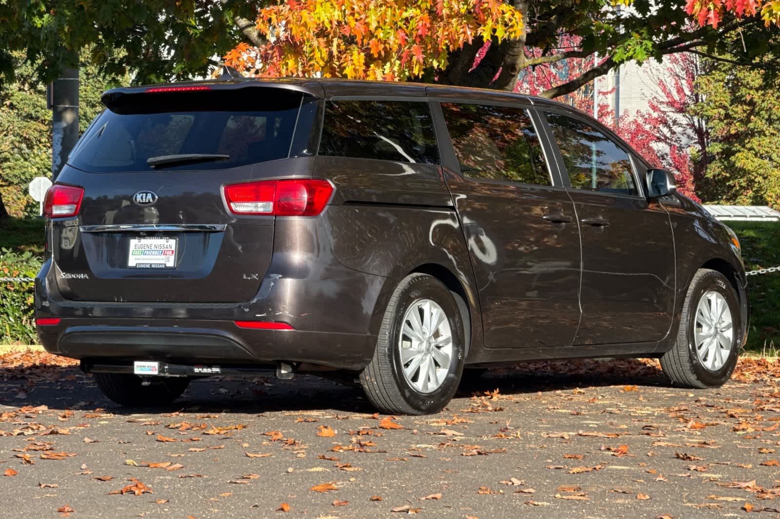Used 2017 Kia Sedona LX with VIN KNDMB5C13H6220304 for sale in Eugene, OR